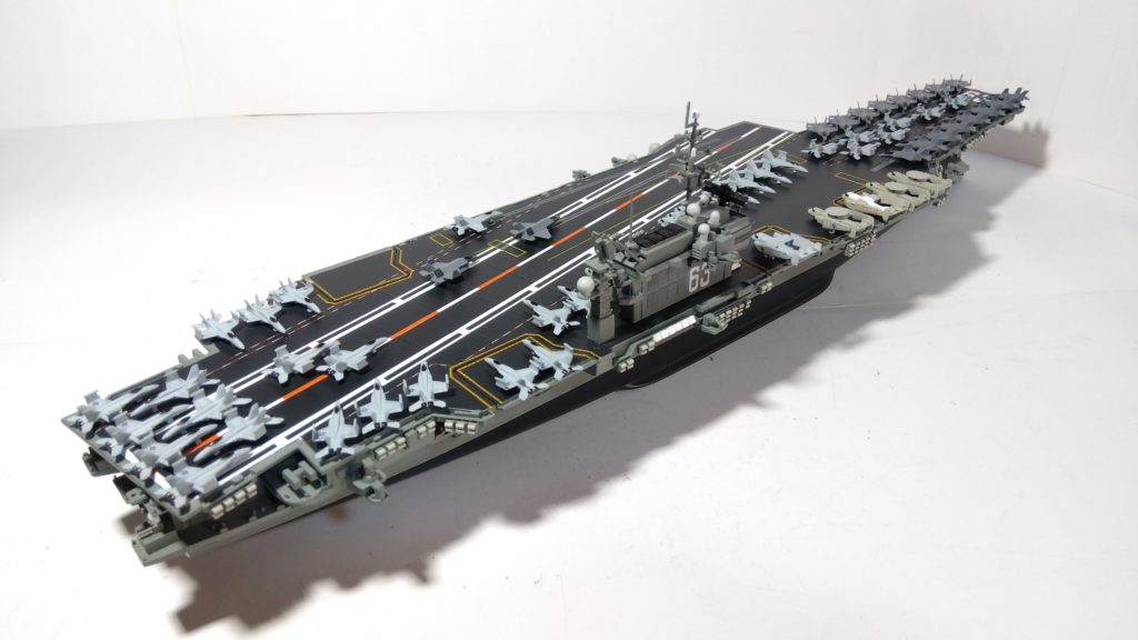 空母キティーホークのプラモ右斜め後ろ画像