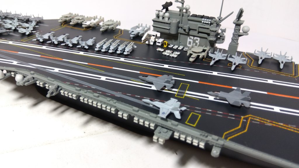 空母キティーホークのプラモ中央付近画像