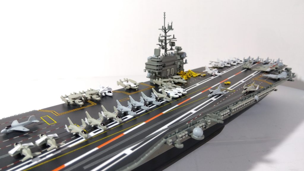 空母カールビンソンのプラモ左側斜め上画像