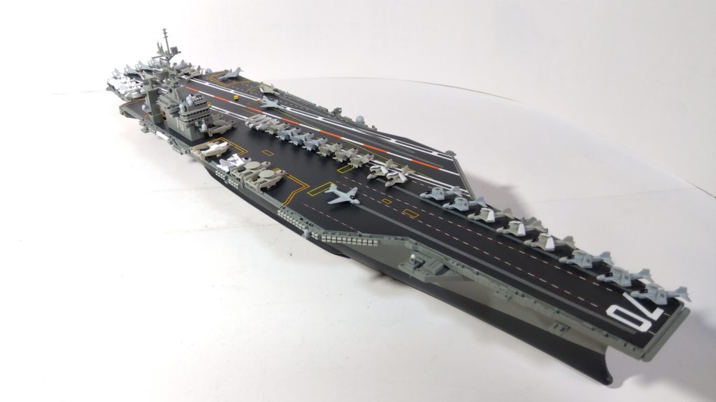 空母カールビンソンのプラモ右斜め上画像