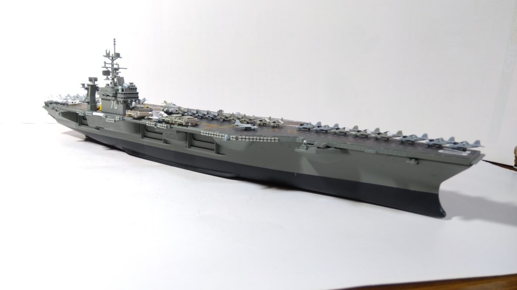 空母カールビンソンのプラモ右斜め上画像