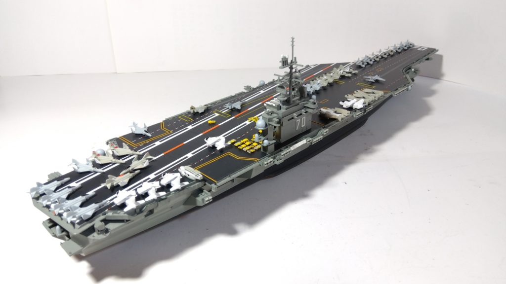 空母カールビンソンのプラモ右斜め後ろ画像