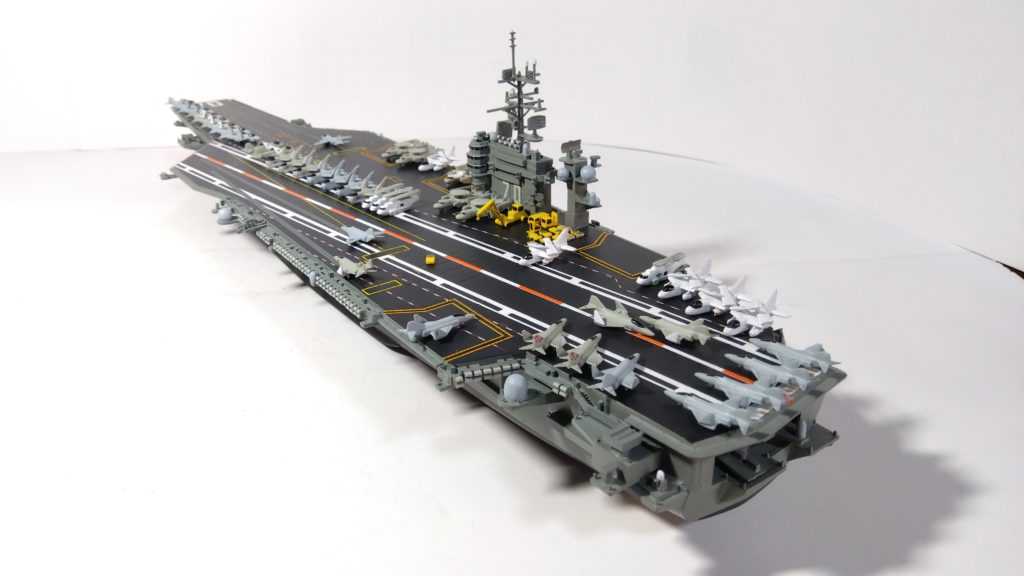 空母カールビンソンのプラモ左斜め後ろ画像