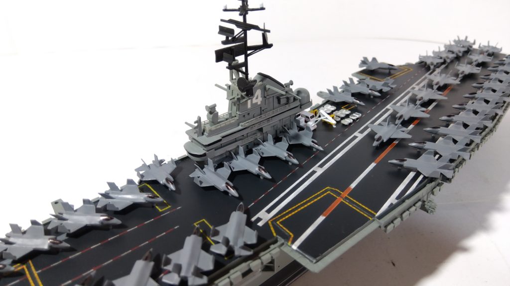空母タイコンデロガのプラモ左側斜め上画像