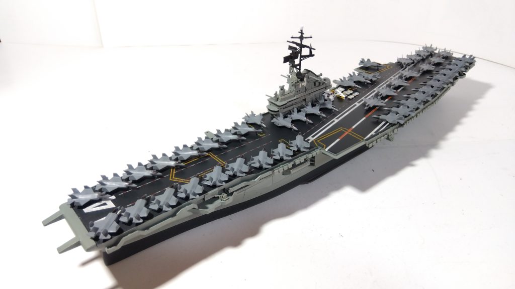 空母タイコンデロガのプラモ左側斜め上画像