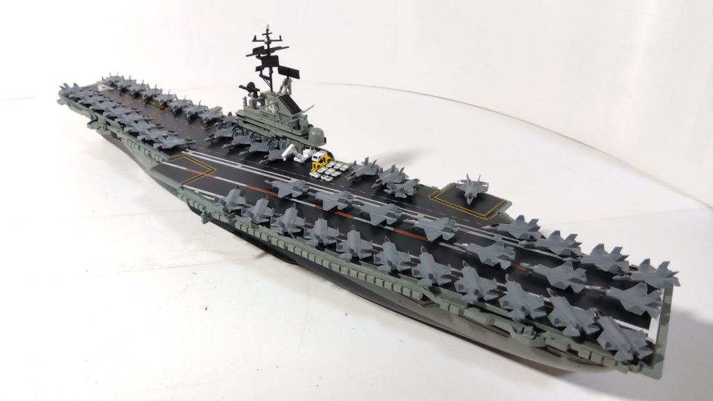 空母タイコンデロガのプラモ左斜め後ろ画像